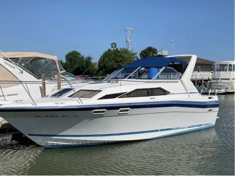 1988 Bayliner Ciera 280 on the water